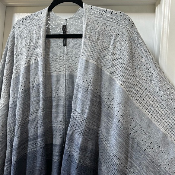 White House Black Market Blue Ombre Knit Shawl Cardigan Wrap Size Small - Picture 7 of 13